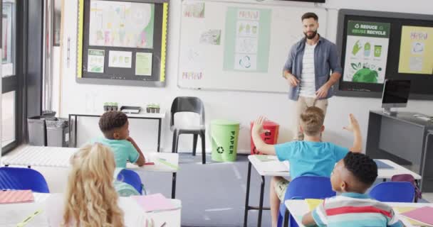 Різноманітна Вчителька Чоловічої Статі Щасливі Школярі Столом Шкільному Класі Освіта — стокове відео