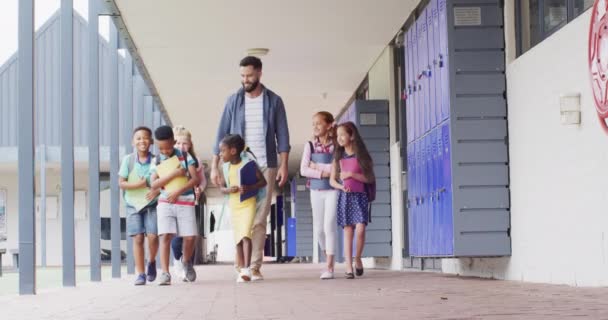 Diverse Mannlig Lærer Lykkelige Skolebarn Som Går Skolen Utdanning Utdannelse – stockvideo