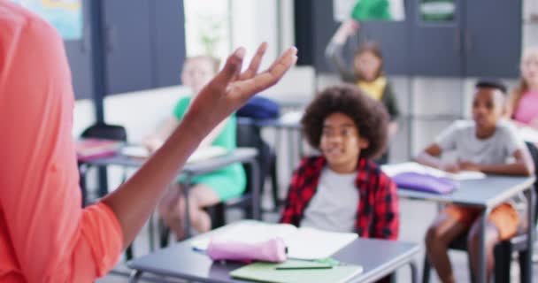 Professora Diversa Alunas Felizes Mesas Levantando Mãos Sala Aula Escola — Vídeo de Stock