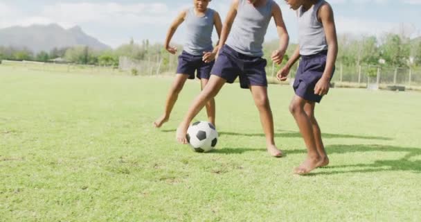 3人の幸せなアフリカ系アメリカ人の子供が野外でフットボールをする様子 幼少期 スポーツ 小学校 学習コンセプト — ストック動画