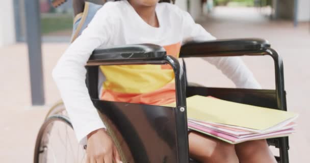 Videoportret Van Een Lachende Afro Amerikaanse Schooljongen Een Rolstoel Gang — Stockvideo
