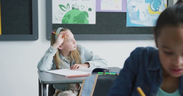 Video Van Verveeld Blank Schoolmeisje Zittend Aan Bureau Kijkend Uit — Stockvideo