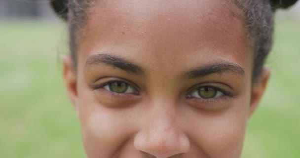 フィールドで笑顔の女子高生の緑色の目を閉じるビデオ肖像画 幼少期 小学校 学習コンセプト — ストック動画