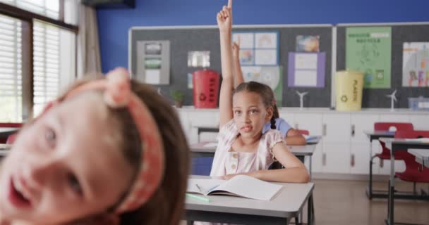 Счастливые Школьницы Поднимающие Руки Парты Классе Замедляют Движение Школа Обучение — стоковое видео