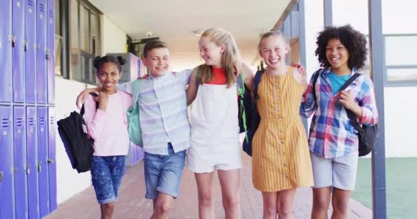 Portret Szczęśliwych Różnorodnych Uczniów Szatni Szkole Edukacja Dzieciństwo Integracja Szkoła — Wideo stockowe