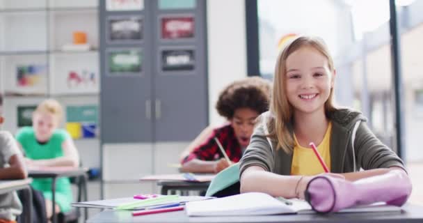 Diverse Vrouwelijke Leraar Gelukkige Schoolkinderen Die Wetenschapsles Hebben Het Schoollab — Stockvideo