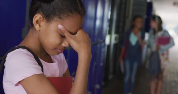 공간에서 여자에 괴롭히는 여자의 비디오 유년기 포용력 괴롭힘 초등학교 — 비디오