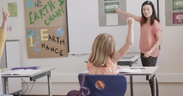 Zufriedene Lehrerin Und Schulmädchen Mit Tablet Der Grundschulklasse Zeitlupe Schule — Stockvideo