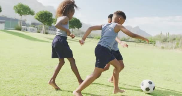 Vídeo Três Alunos Afro Americanos Jogando Futebol Descalço Campo Educação — Vídeo de Stock
