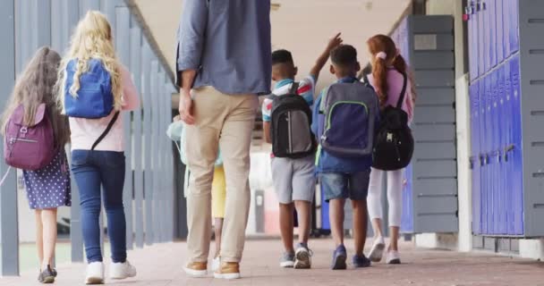 Diverse Mannelijke Leraar Gelukkige Schoolkinderen Lopen School Onderwijs Inclusiviteit Basisschool — Stockvideo