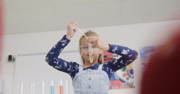 Lkokulda Kimya Dersinde Deneyler Yapan Beyaz Bir Kız Öğrenci Ağır — Stok video