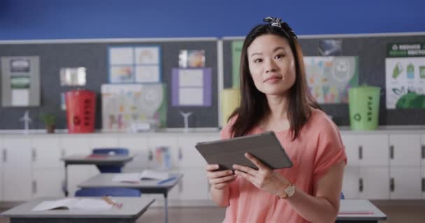 Porträt Einer Glücklichen Asiatischen Lehrerin Mit Tablet Klassenzimmer Der Grundschule — Stockvideo