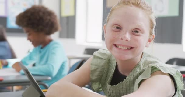 Video Montaasi Onnellinen Monipuolinen Pojat Tytöt Eri Koululuokissa Toimintaa Koulutus — kuvapankkivideo
