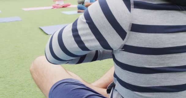 不同的男教师和快乐的学童在学校操场上用垫子锻炼 包容性 小学教育和学习概念 — 图库视频影像