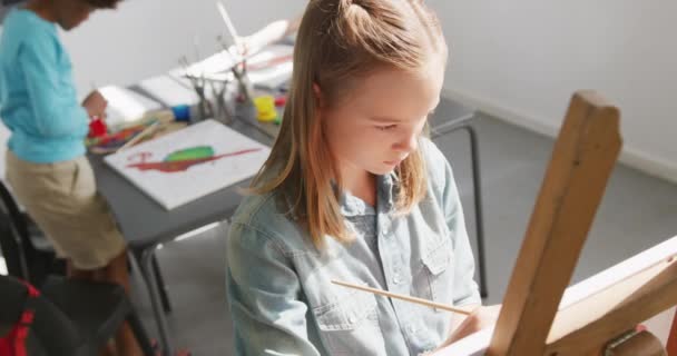 Resim Sınıfındaki Beyaz Kız Öğrencinin Resim Dersinde Fotokopi Çekerken Yüksek — Stok video