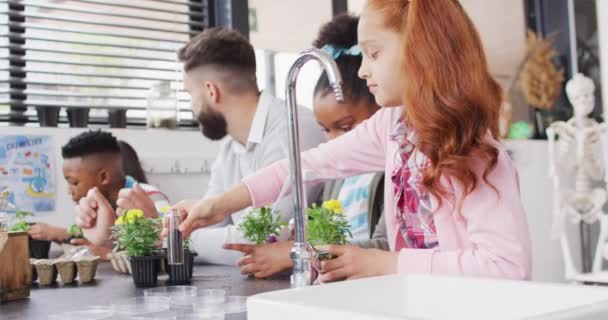 Diverse Mannelijke Leraar Gelukkige Schoolkinderen Studeren Planten Klas Onderwijs Inclusiviteit — Stockvideo