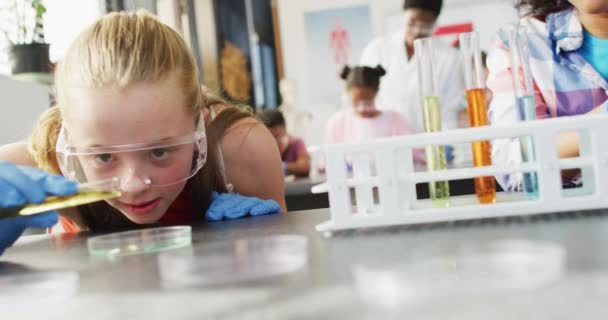 不同的女教师和快乐的学童在学校实验室上科学课 包容性 小学教育和学习概念 — 图库视频影像