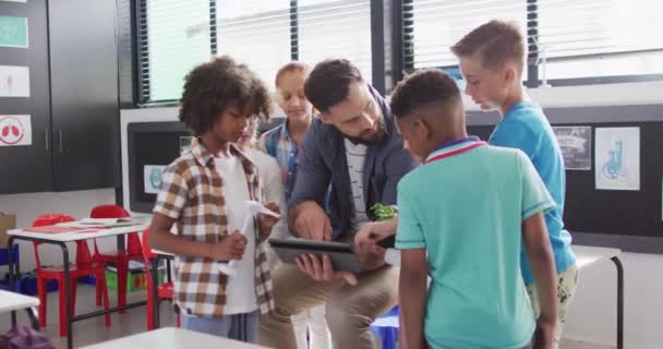 Verscheidene Mannelijke Leraar Gelukkige Schoolkinderen Met Behulp Van Tablet Klas — Stockvideo