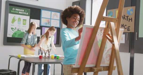 Видео Счастливого Африканского Школьника Уроке Рисования Художественном Классе Копировальное Пространство — стоковое видео