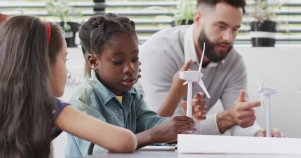 Diverse Mannelijke Leerkrachten Vrolijke Schoolkinderen Die Windturbines Studeren Het Klaslokaal — Stockvideo