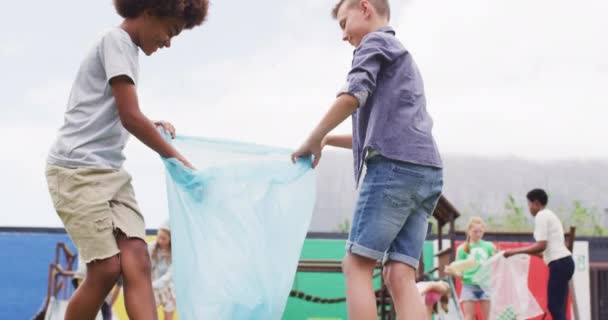 Zróżnicowana Nauczycielka Szczęśliwe Uczennice Sprzątające Razem Torbami Szkolnym Placu Zabaw — Wideo stockowe