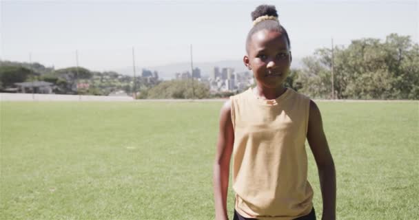 Muotokuva Onnellinen Afrikkalainen Amerikkalainen Tyttö Aurinkoisella Peruskoulun Pelikenttä Hidastettuna Koulu — kuvapankkivideo