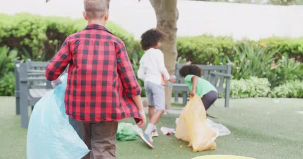 Vídeo Tres Escolares Diversos Recogiendo Basura Para Reciclaje Patio Escuela — Vídeos de Stock