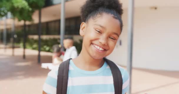Відео Портрет Усміхненої Дівчини Яка Тримає Свої Книги Поза Школою — стокове відео