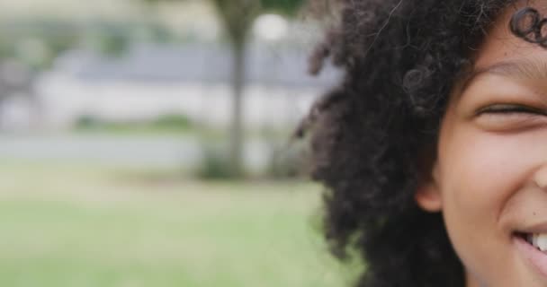 Відеополовина Обличчя Портрет Усміхненої Школярки Шкільному Полі Копіювальним Простором Освіта — стокове відео