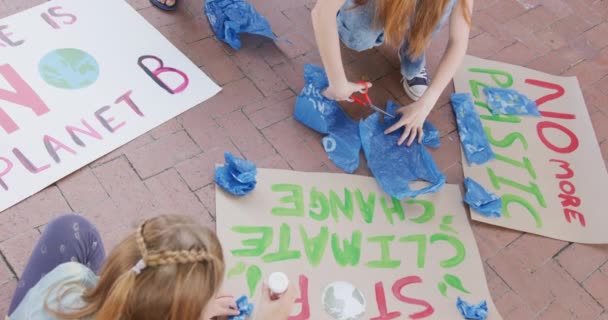 Vídeo Diversos Escolares Haciendo Pancartas Protesta Patio Escuela Espacio Para — Vídeos de Stock