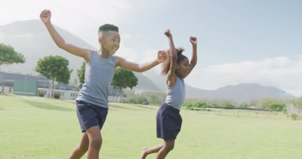 美国快乐的非洲学生在足球赛结束后在战场上击掌的视频 包容性 小学教育和学习概念 — 图库视频影像