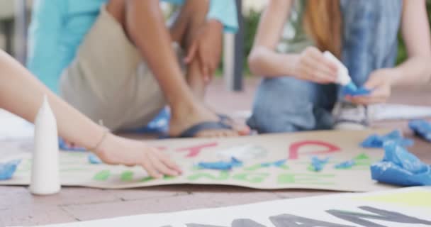 Video Forskjellige Skolebarn Som Lager Protestplakater Skolegården Kopirom Utdanning Barndom – stockvideo