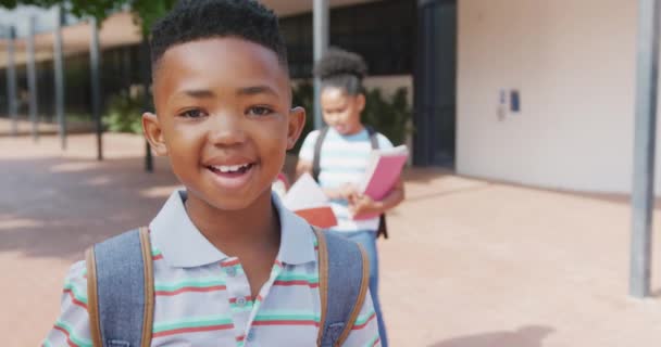 밖에서 가방을 아프리카계 미국인 여학생의 비디오 초상화 유년기 포용력 초등학교 — 비디오