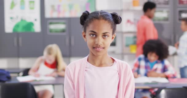 Portré Mosolygó Biracial Iskolás Lány Osztályteremben Különböző Osztály Tanár Mögött — Stock videók