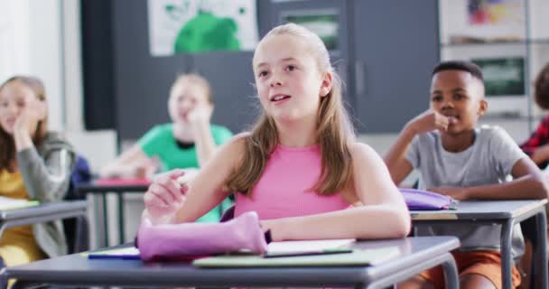 Glückliche Schulkinder Schreibtischen Die Klassenzimmer Die Hände Heben Bildung Kindheit — Stockvideo