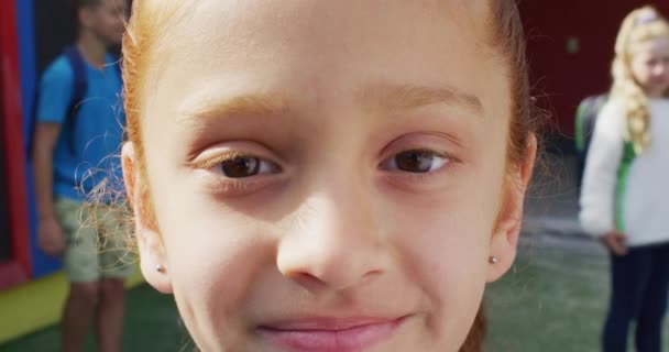 Portret Van Een Gelukkig Blank Schoolmeisje Kijkend Naar Camera Speelplaats — Stockvideo