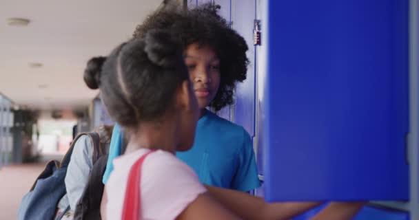 Відео Двох Щасливих Дівчат Які Розмовляють Шафками Шкільному Коридорі Копіюють — стокове відео