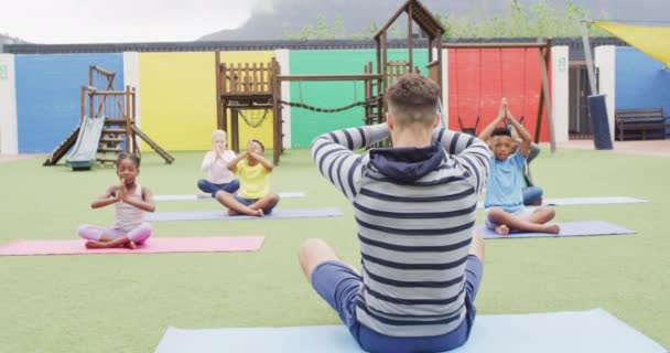 Çeşitli Erkek Öğretmenler Okul Bahçesinde Paspaslar Üzerinde Egzersiz Yapan Mutlu — Stok video