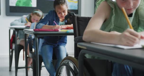 Видео Кавказской Школьницы Инвалидной Коляске Столом Работающей Разнообразном Классе Копировальном — стоковое видео