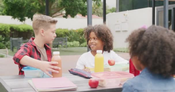 Video Tre Forskellige Skolebørn Taler Til Frokost Sidder Skolegården Uddannelse – Stock-video
