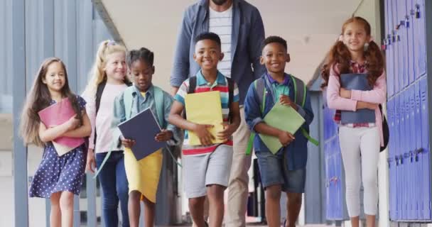 Diverse Mandlige Lærer Glade Skolebørn Skolen Uddannelse Inklusivitet Elementært Skole – Stock-video