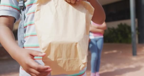 Videomiddel Van Een Afro Amerikaanse Schooljongen Die Lunchpakketten Buiten School — Stockvideo