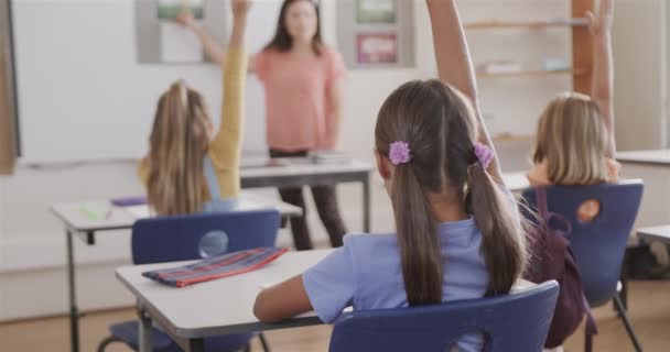 Iloisen Valkoihoisen Tytön Muotokuva Alakoulun Pöydillä Hidastettuna Koulu Oppiminen Lapsuus — kuvapankkivideo