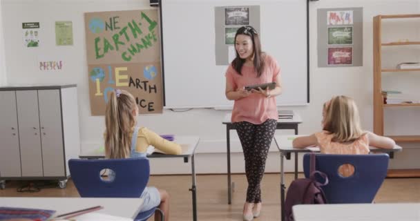 Veselá Rozmanitá Učitelka Tabletem Děvčaty Stolů Základní Škole Zpomalený Film — Stock video