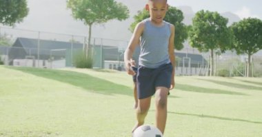 Sahada çıplak ayakla futbol oynayan iki Afro-Amerikan öğrencinin videosu. Eğitim, çocukluk, kapsayıcılık, sağlık, spor, ilkokul ve öğrenim kavramı.