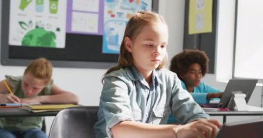 Masadaki beyaz kız öğrencinin farklı sınıflarda tablet kullanarak fotokopi çekerken videosu. Eğitim, çocukluk, teknoloji, iletişim, ilkokul ve öğrenim kavramı.