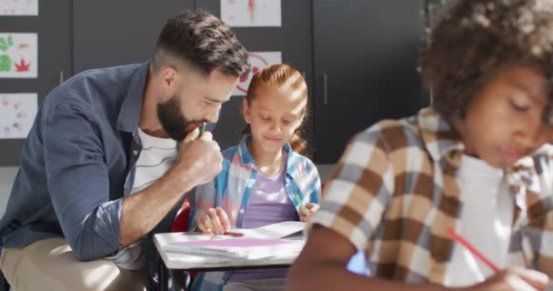 Guru Laki Laki Dan Anak Anak Sekolah Yang Bahagia Duduk — Stok Video