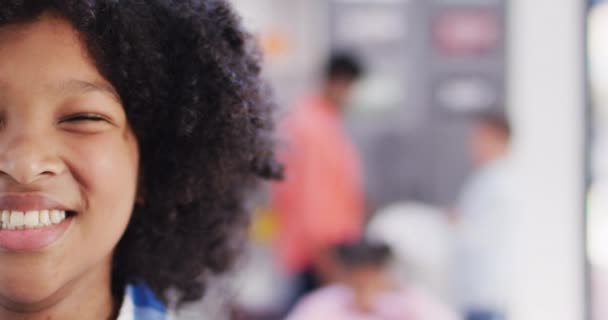 Портрет Щасливого Афроамериканського Школяра Шкільному Класі Освіта Дитинство Інклюзивність Початкова — стокове відео