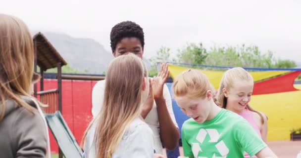 Разнообразная Учительница Счастливые Школьники Убираются Вместе Сумками Школьной Площадке Образование — стоковое видео