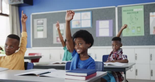 Gelukkige Diverse Mannelijke Leraar Praten Met Schooljongen Aan Het Bureau — Stockvideo